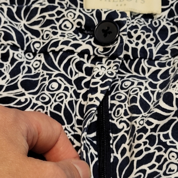 Talbots size 8 ankle stretch pants in a blue and white floral Print - Picture 4 of 10